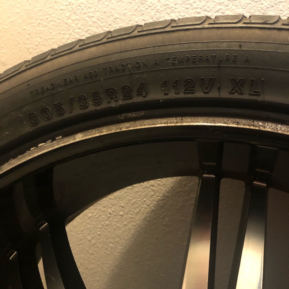 24”Borghini rim/tires in great condition Lug pattern 5x5.5(139.7mm). 4 2”spacers